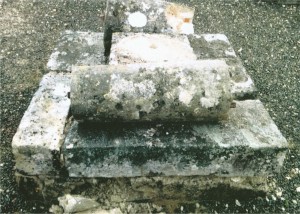 Vestiges de l'ancien socle et de la colonne. © Racines et futur de Morigny-Champigny. CROIX MC