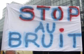 Stop au bruit. © Photographie de Bertrand Kern, extraite de http://www.bertrandkern.fr/articles-pantin/le-conseil-general-lutte-contre-le-bruit/. Action-conseil-general-bruit-RN3-Bertrant-Kern