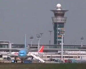 Aéroport Paris-Orly. © Photographie de Jean-Marie Corbin, extraite de http://portes-essonne-environnement.fr/lacnusa-souhaite-reduire-la-pollution-de-lair-due-aux-avions-au-sol/. http://portes-essonne-environnement.fr/lacnusa-souhaite-reduire-la-pollution-de-lair-due-aux-avions-au-sol/
