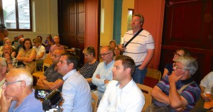 Conférence - débat "Du pétrole ou du gaz en Essonne ? A quelles conditions ?", questions du public à la société Vermilion, 4 juin 2015. © BM/CAD pour ENE. DSCN4917