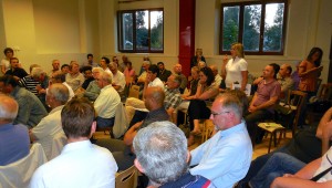 Conférence - débat "Du pétrole ou du gaz en Essonne ? A quelles conditions ?", questions du public à la société Vermilion, 4 juin 2015. © BM/CAD pour ENE. DSCN4926
