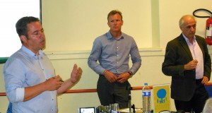 Conférence - débat "Du pétrole ou du gaz en Essonne ? A quelles conditions ?", réponses de Darcy KERWIN, président directeur général de la société Vermilion Rep Sas, au public, 4 juin 2015. © BM/CAD pour ENE. DSCN4927