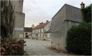 L’entrée du site de l’INRA : l’ancienne ferme de Bressonvilliers avec sa cours pavée